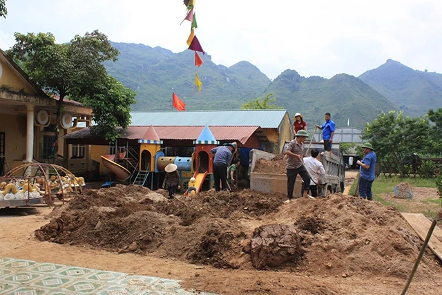 Đoàn viên, thanh niên huyện Quản Bạ (Hà Giang) dọn đất bùn tại Trường mầm non xã Lùng Tám.