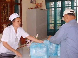 Bác sĩ Vũ Thị Kê đang bốc thuốc cho bệnh nhân.