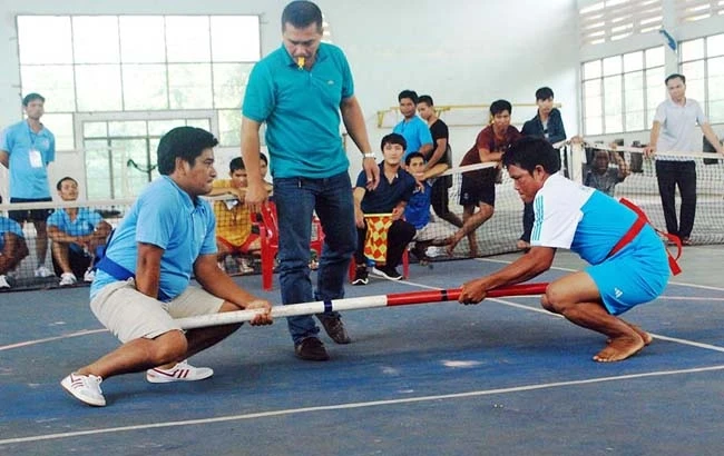 Các vận động viên thi đấu môn đẩy gậy.