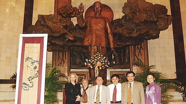Bức tranh thêu, món quà thể hiện tình hữu nghị của Chủ tịch Hồ Chí Minh.