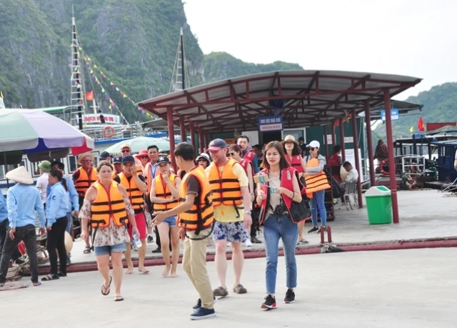 Lượng du khách đổ về Quảng Ninh và tham quan Vịnh Hạ Long trong dịp nghỉ lễ tăng cao