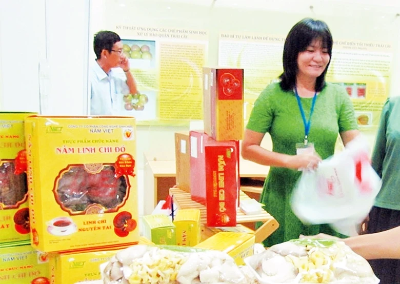 Hợp tác xã Nấm Việt bày bán sản phẩm.