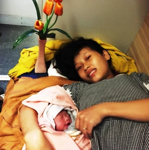 Chị Nguyễn Thị Anh sinh hạ bé gái 3 kg "mẹ tròn con vuông" trên tàu.