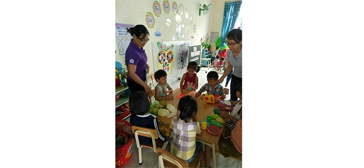 Cô giáo Đinh Thị Lan (bên trái) tham dự hoạt động ngoại khóa của trẻ.
