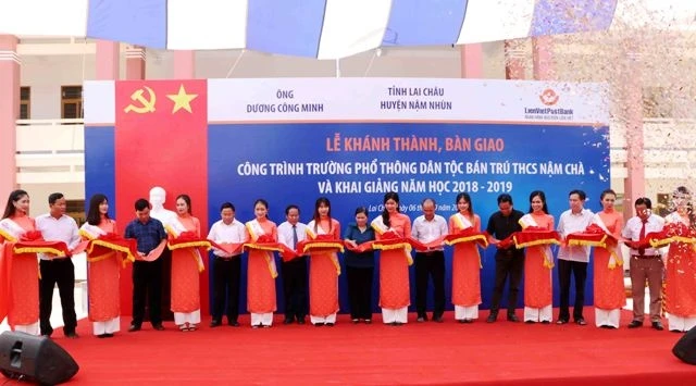 Các đại biểu cắt băng khánh công trình Trường phổ thông dân tộc bán trú THCS Nậm Chà.