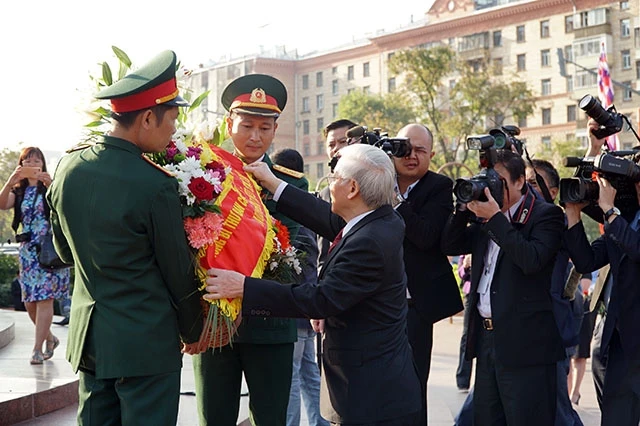 Tổng Bí thư Nguyễn Phú Trọng dâng hoa tại Tượng đài Bác Hồ ở Moscow