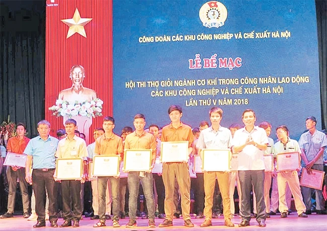 Ban tổ chức trao giải nhất cá nhân tặng các thí sinh tham dự hội thi.