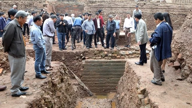 Các nhà khoa học tại một hố khai quật trong Trung tâm Hoàng thành.