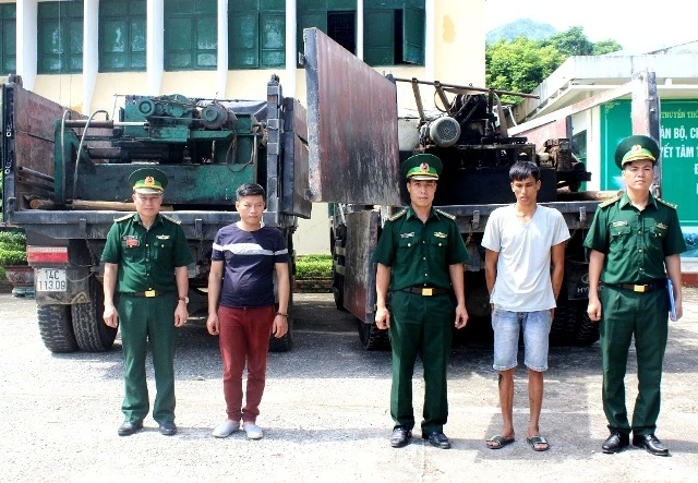 Hai xe chở máy băm gỗ nhập lậu bị bắt giữ.