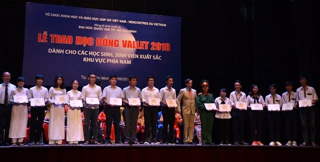 Trao học bổng Vallet cho học sinh khối THPT.