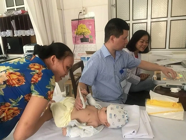 TS.BS Cao Việt Tùng siêu âm tim cho bệnh nhi.