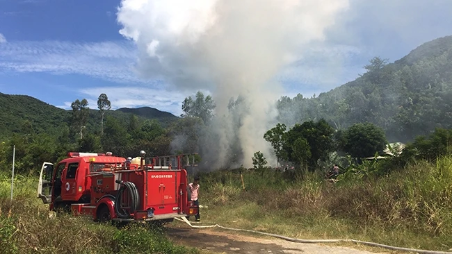 Lực lượng chức năng khống chế kịp thời ngọn lửa tại bìa rừng bán đảo Sơn Trà, sáng 9-9.