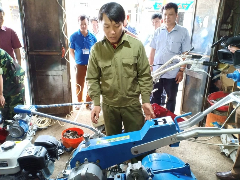 Anh Nguyễn Văn Tuấn giới thiệu chiếc máy đa năng do mình chế tạo.