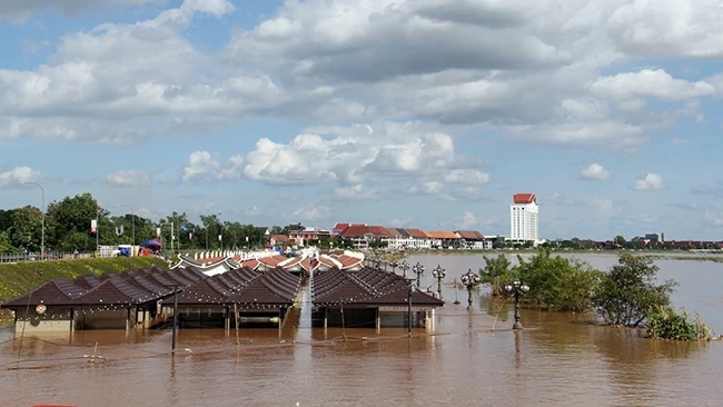 Toàn bộ khu chợ tại bãi bồi sông Mekong bị ngập do nước sông dâng cao tại thủ đô Vientiane (Lào).