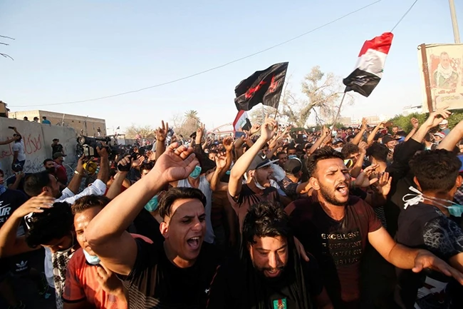Hàng trăm người biểu tình tụ tập tại khu vực gần một toà nhà của chính phủ tại Basra, Iraq. Ảnh: Reuters.