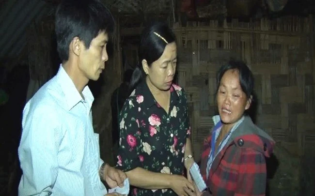 Cán bộ huyện Trà Lĩnh (Cao Bằng) thăm hỏi, động viên gia đình hai cháu bị điện giật.
