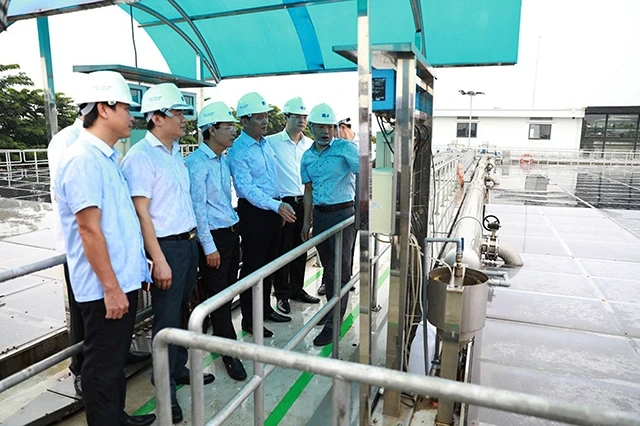 Đoàn đại biểu HĐND thành phố Hà Nội khảo sát thực tế Nhà máy xử lý nước thải tập trung Cầu Ngà (xã Dương Liễu, huyện Hoài Đức).