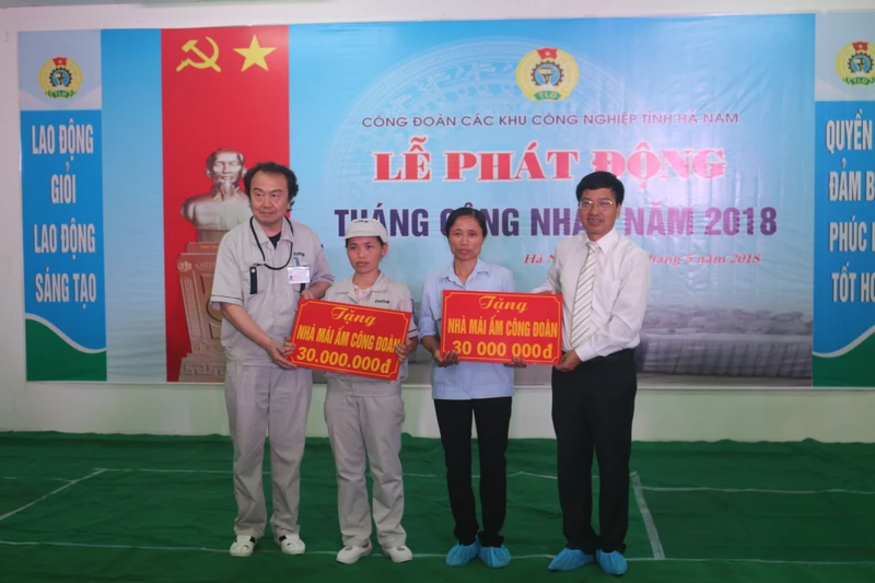 Đại diện lãnh đạo Công đoàn Ban quản lý doanh nghiệp tỉnh Hà Nam trao tượng trưng nhà “Mái ấm công đoàn” tặng công nhân có hoàn cảnh khó khăn.
