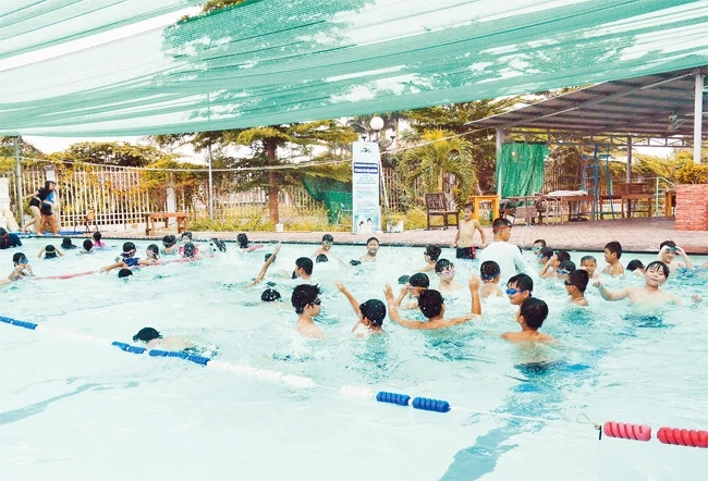 Một buổi học kỹ năng bơi lội của học sinh tiểu học tại Nhà thiếu nhi huyện Hóc Môn.