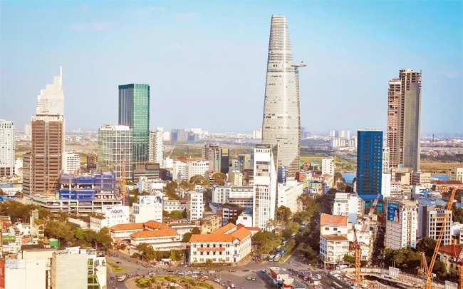 TP Hồ Chí Minh đang quyết liệt thực hiện các giải pháp bảo vệ môi trường để đô thị ngày càng xanh, sạch, đẹp. Ảnh: HOÀNG TRIỀU