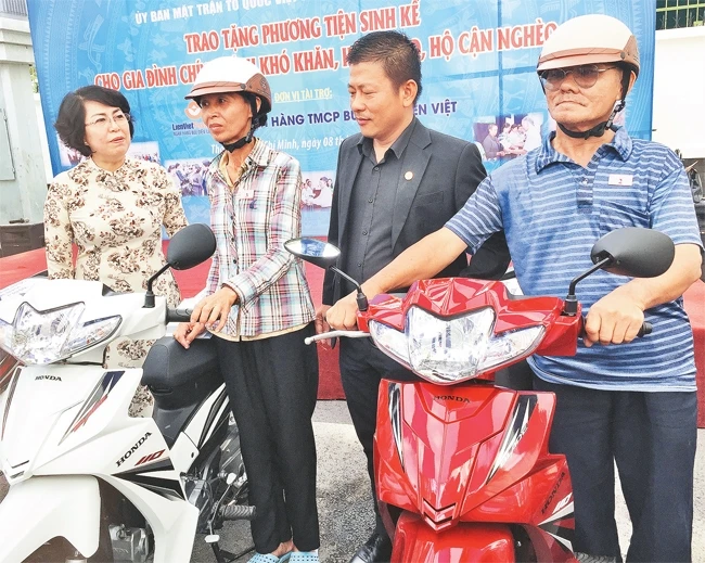 Đại diện lãnh đạo Ủy ban MTTQ Việt Nam TP Hồ Chí Minh trao xe gắn máy tặng các hộ nghèo, hộ cận nghèo.