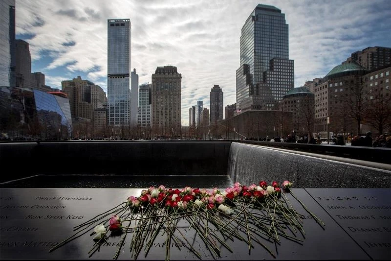 Người dân đặt hoa tại Bảo tàng Tưởng niệm các nạn nhân của sự kiện 11-9, ở Manhattan, New York, Mỹ. (Ảnh: Reuters)