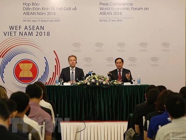 Thứ trưởng thường trực Bộ Ngoại giao Việt Nam Bùi Thanh Sơn, Trưởng Ban Tổ chức WEF ASEAN 2018 (bên phải) và Chủ tịch WEF Borge Brende chủ trì họp báo. (Ảnh: DƯƠNG GIANG/TTXVN)