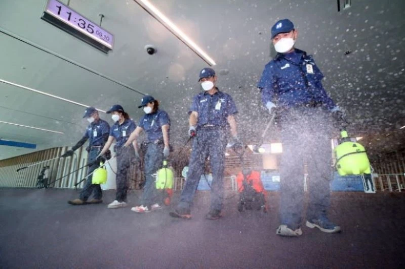 Các nhân viên chăm sóc sức khỏe cộng đồng đang xịt thuốc tại sân bay Incheon, ngày 10-9, để ngăn ngừa MERS lan rộng. (Ảnh: EPA-EFE)