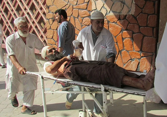 Một người đàn ông bị thương được đưa tới bệnh viện sau vụ tấn công liều chết xảy ra tại tỉnh Nangarhar (Afghanistan), ngày 11-9. Ảnh: Reuters.