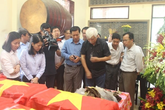 Đoàn đại biểu Quốc hội tỉnh Đồng Nai viếng và xem di vật của liệt sĩ quy tập về Nghĩa trang liệt sĩ Long Thành.