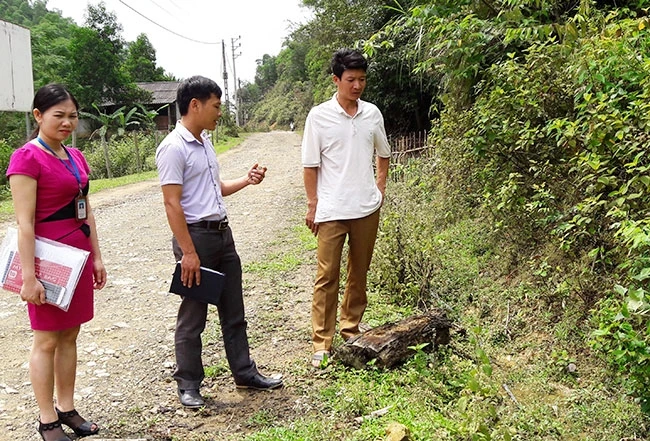 Cán bộ huyện, xã và thôn ở Lang Chánh bàn triển khai làm rãnh thoát nước bên đường giao thông.