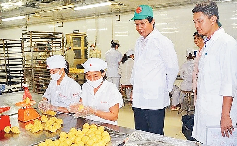 Ðoàn kiểm tra liên ngành TP Hà Nội kiểm tra cơ sở sản xuất bánh Trung thu ở huyện Thạch Thất. Ảnh: DUY TIẾN
