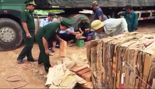 Lực lượng chức năng phát hiện gỗ lậu cất giấu trong các kiện hàng phế liệu.