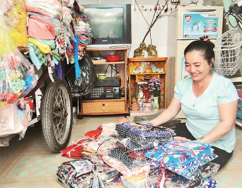 Gia đình chị Trần Thị Thu Hà (phường 8, quận 6) được hỗ trợ vốn kinh doanh quần áo may sẵn đã thoát nghèo.