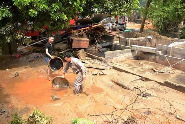 Nhà dân bị thiệt hại do vỡ hồ chứa nước thải Nhà máy DAP Lào Cai. Ảnh: Quốc Hồng