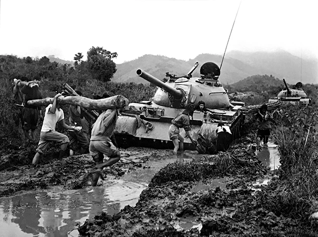Ðưa xe tăng vào trận - Lương Nghĩa Dũng.