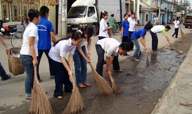 Đoàn viên, thanh niên TP Hồ Chí Minh tham gia dọn dẹp vệ sinh hưởng ứng chiến dịch Làm cho thế giới sạch hơn năm 2018. Ảnh: NGUYỄN QUỲNH