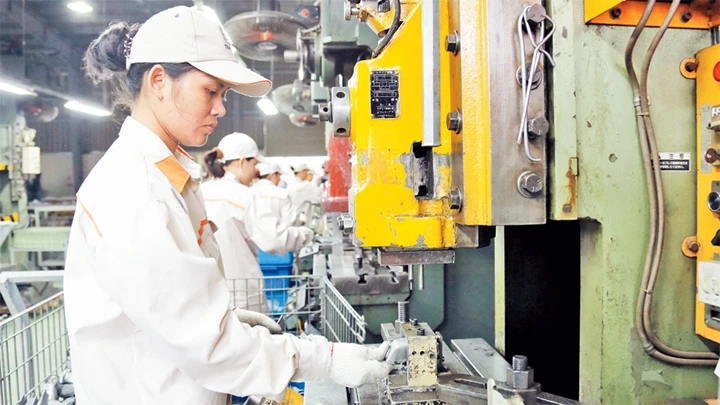Sản xuất sản phẩm cơ khí tại Công ty cổ phần Tâm Hợp (huyện Sóc Sơn). Ảnh: DUY LINH