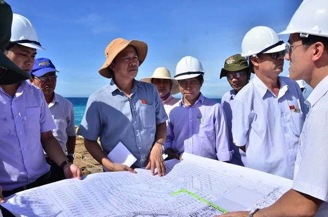 Kiểm tra thực tế dự án vũng neo đậu tàu thuyền đảo Lý Sơn.