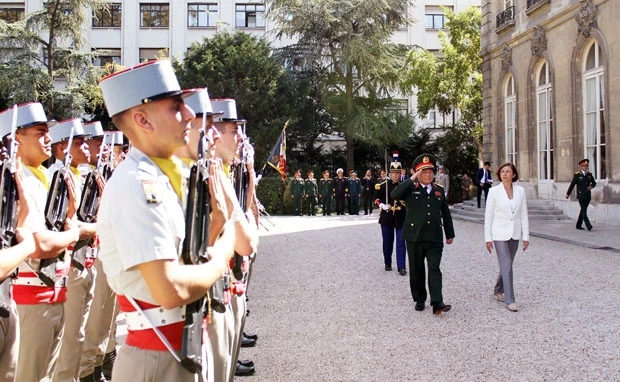 Bộ trưởng Quốc phòng Ngô Xuân Lịch và Bộ trưởng Quốc phòng Pháp Florence Parly duyệt đội danh dự.