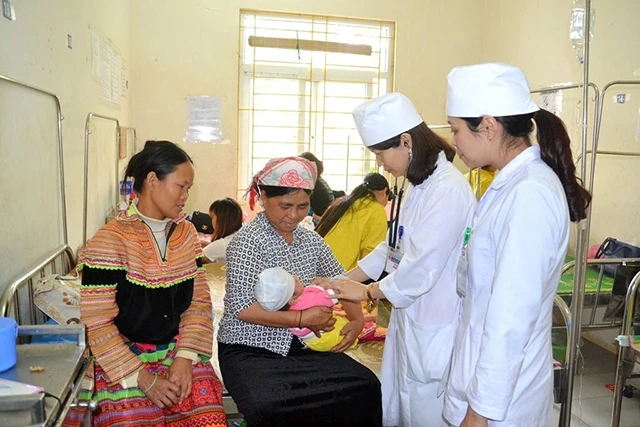 Y, bác sĩ Trung tâm Y tế huyện Bảo Thắng (Lào Cai) thăm khám cho người bệnh.