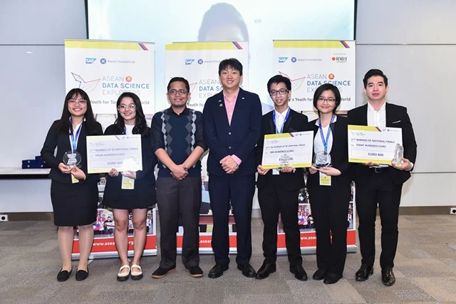 Ba đội đạt giải chụp ảnh lưu niệm với đại diện SAP và Quỹ ASEAN.