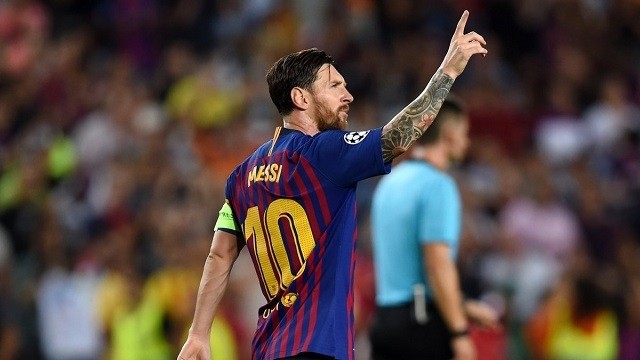 Hình nền Messi đỉnh cao UCL sẽ khiến bạn không thể rời mắt khỏi màn hình. Với hình ảnh siêu sao Lionel Messi khoe tài trên sân cỏ cùng cú đánh đầu ghi bàn cho Barca, bạn sẽ cảm thấy như đang đứng trên khán đài và thưởng thức màn trình diễn hoàn hảo của trung phong Argentina.