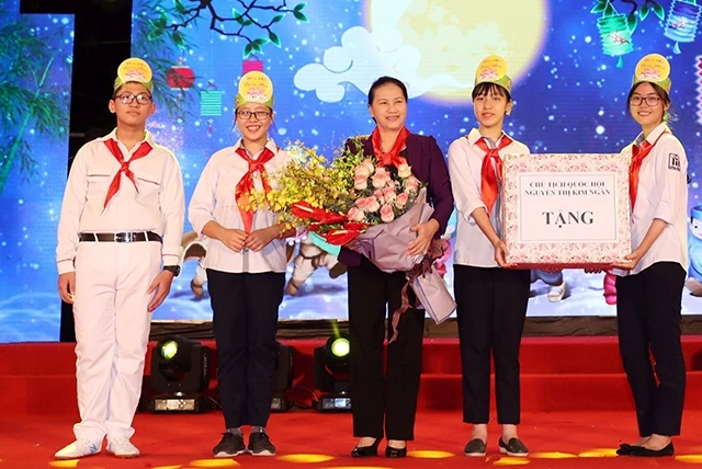 Chủ tịch Quốc hội Nguyễn Thị Kim Ngân trao quà tặng các cháu thiếu nhi tại đêm hội. Ảnh: TRỌNG ÐỨC (TTXVN)
