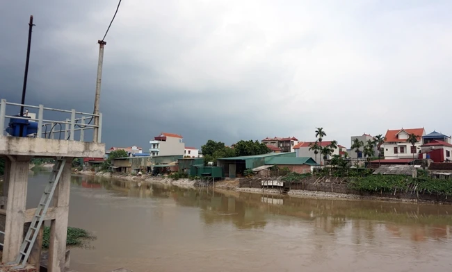 Nhiều hộ dân vi phạm kênh Bắc Quảng Hoa, xã Quảng Phú Cầu (huyện Ứng Hòa, Hà Nội) chưa bị xử lý.