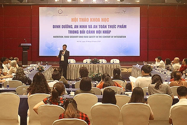 PGS,TS Trương Hồng Sơn, Viện trưởng Y học ứng dụng Việt Nam trình bày các nghiên cứu tại hội thảo.
