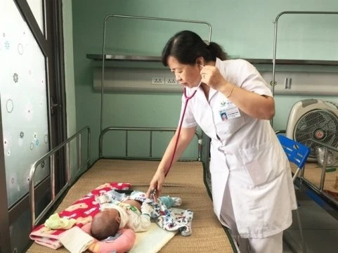 PGS Lê Thị Hồng Hanh thăm khám cho một bệnh nhi viêm phổi do nhiễm virus hợp bào hô hấp.