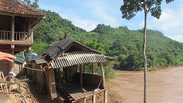 Bản Xiềng Tắm và nhiều vùng bản khác ven sông Nậm Nơn thuộc xã Mỹ Lý đang bị sạt lở sau cơn bão số 4, năm 2018 phải di dời khẩn cấp. 