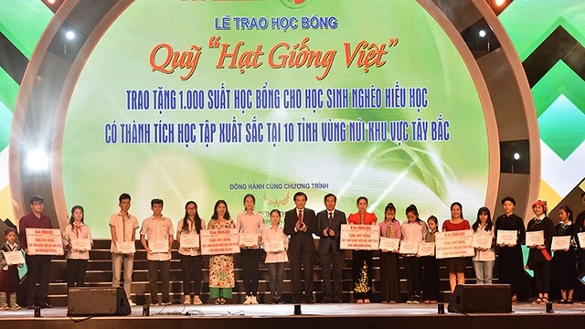 Quỹ Hạt giống Việt trao quà tại Điện Biên