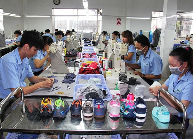 Đảng bộ Công ty cổ phần Đầu tư Thái Bình góp phần giúp doanh nghiệp phát triển ổn định. Trong ảnh: Công nhân của công ty trong ca sản xuất.